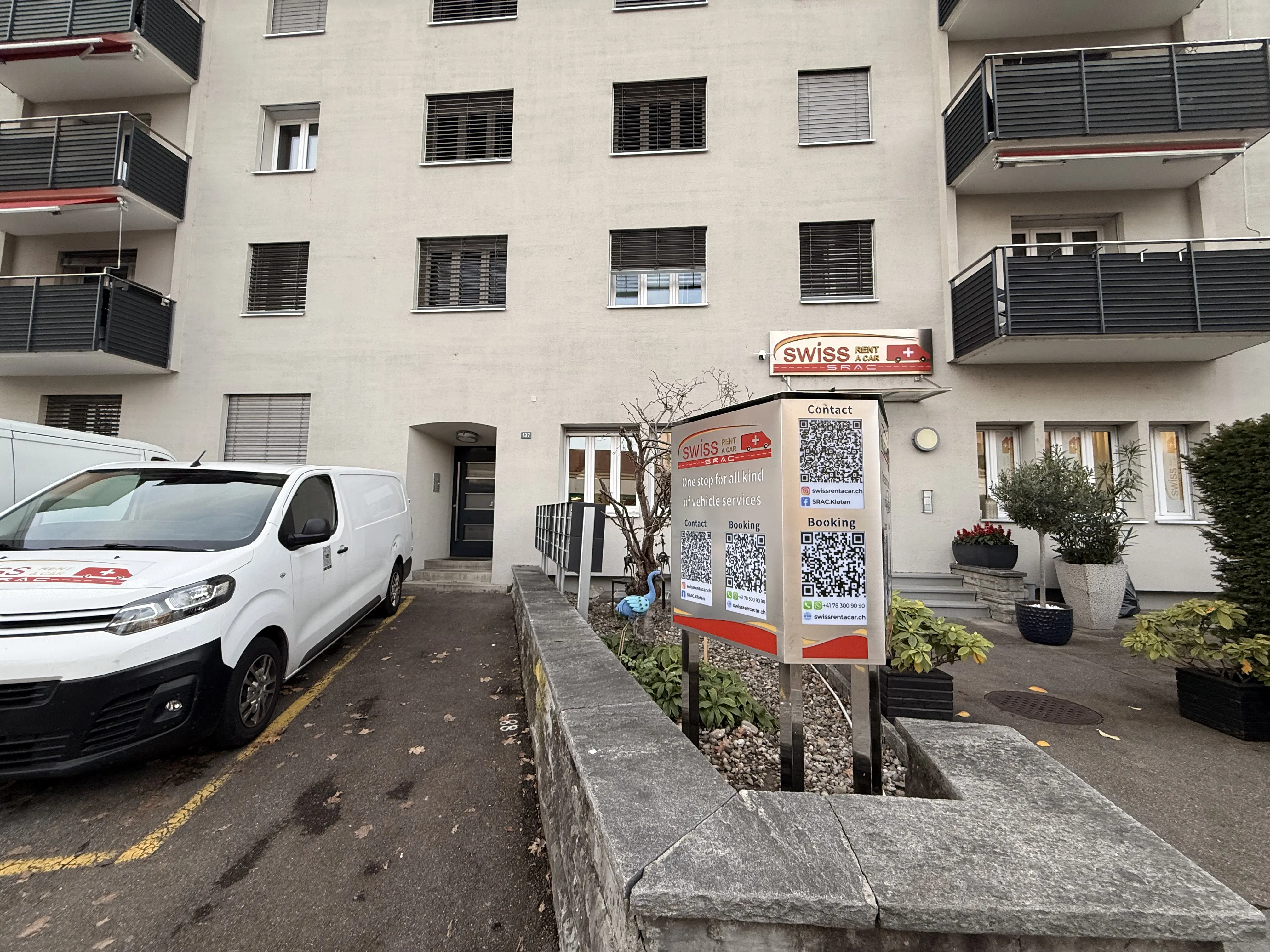 Luxusauto auf Schweizer Autobahn – Swiss Rent a Car Premium Mietwagen